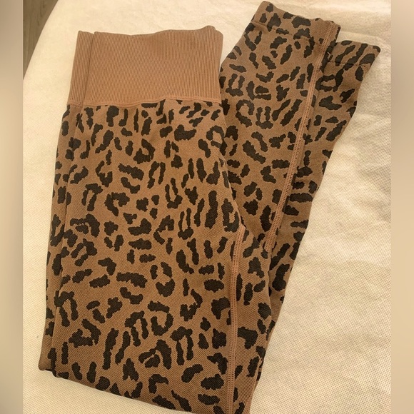 Betsy Johnson Performance Multi Leopard Print Leggings - Picture 6 of 8